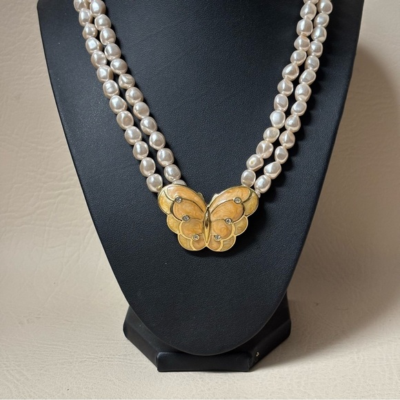 KJL For Avon Double Strand Of Pearls. A Gold Tone, Lacquered Butterfly - Picture 2 of 6
